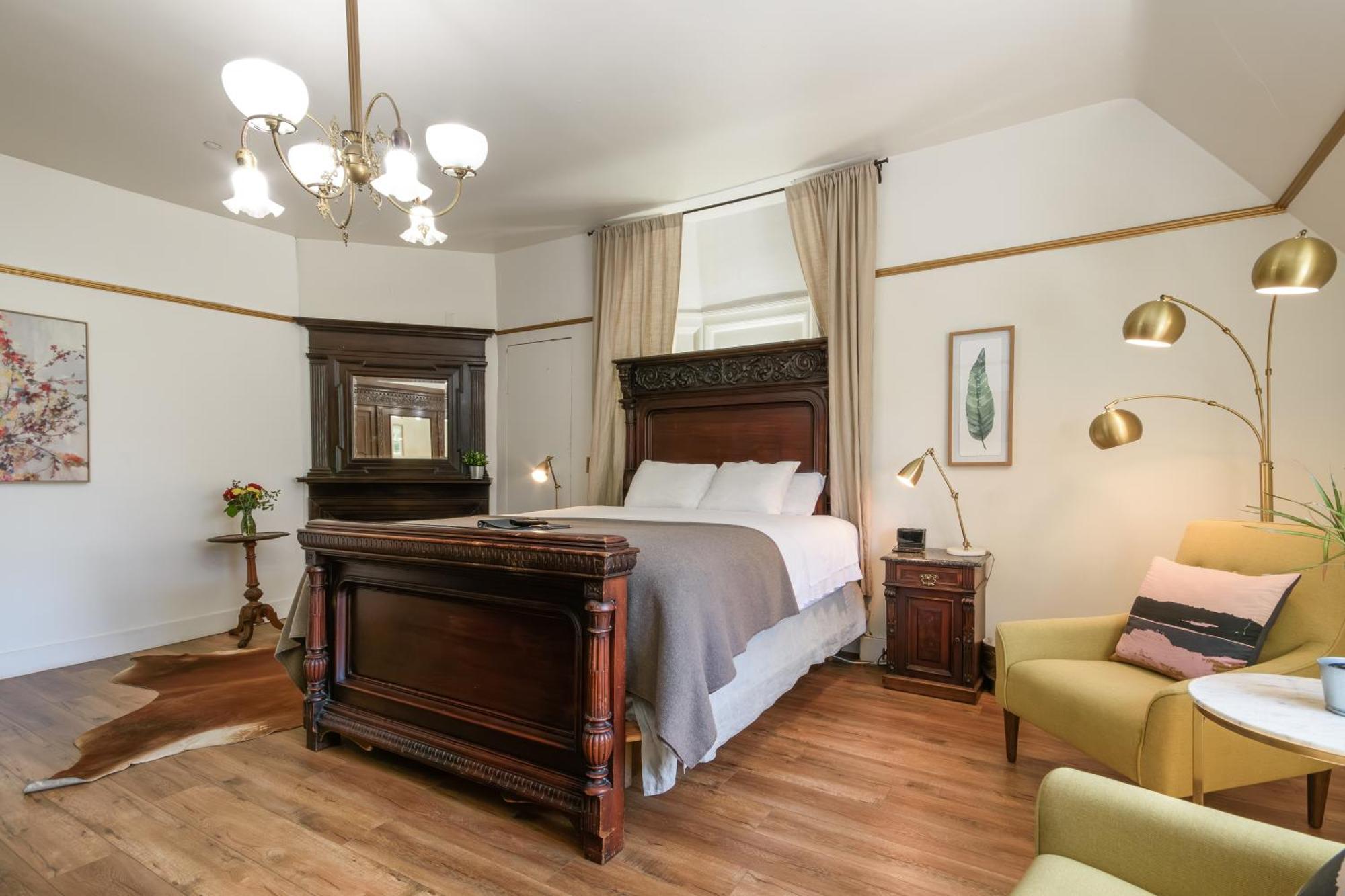 Deluxe King Room